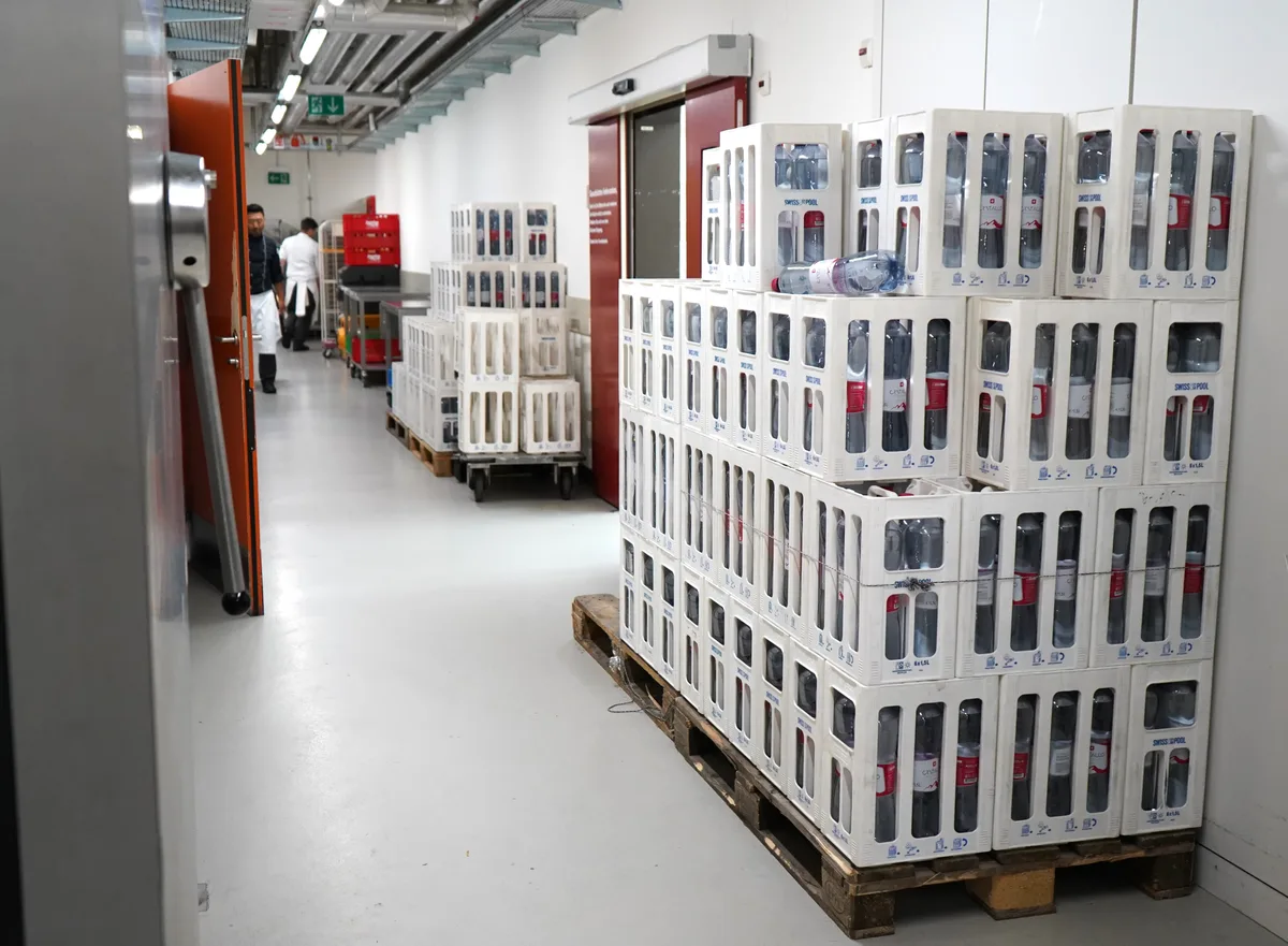 Die Menschen kauften viel Wasser bei Getränkehändlern.